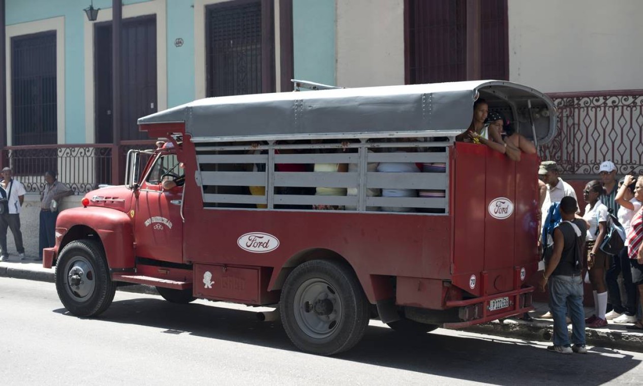 O guagua, uma espécie de caminhão transformado em ônibus, é um dos meios de transporte na ilha comunista Foto: René Bauer