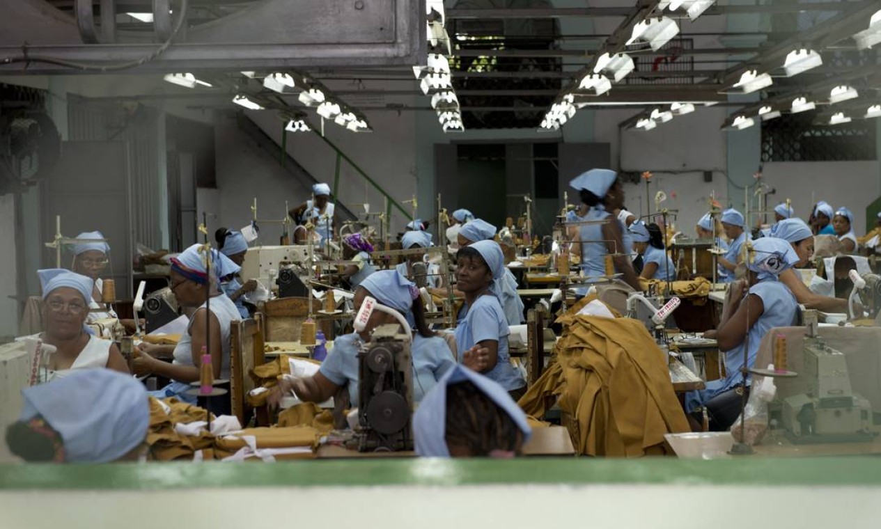 Mulheres trabalham em uma fábrica: melhores postos de trabalho ainda estão no Estado Foto: Agência O Globo