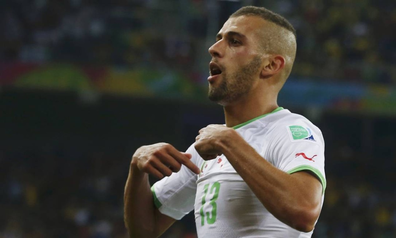 Dois argelinos marcaram duas vezes. Um foi Slimani, principal nome do time Foto: MAXIM SHEMETOV / REUTERS