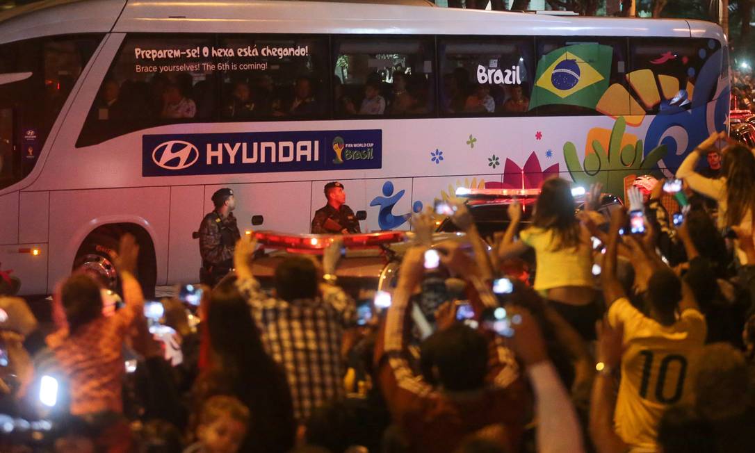 
Torcedores festejam a chegada da seleção brasileira em Belo Horizonte
Foto:
Agência O Globo
