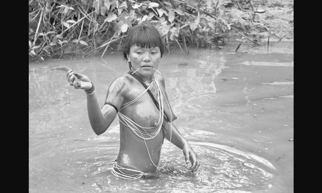 Mulher ianomâmi da aldeia Watoriki participa da pesca dcom o uso de timbó e outras plantas venenosas Foto: SebastiãoSalgado/Amazonas Images