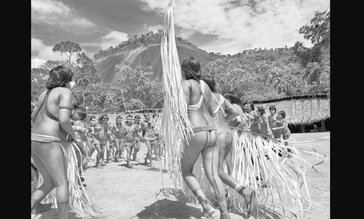 Dança de mulheres na praça central da casa-aldeia Watoriki, durante festa fúnebre Foto: SebastiãoSalgado/Amazonas Images