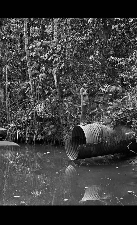 Um cano de drenagemdos anos 1970, quando a BR-120, a Perimetral Norte, depois abandonada, cortou o sudoeste das terras ianomâmi, deixando um rastro de destruição e morte Foto: SebastiãoSalgado/Amazonas Images