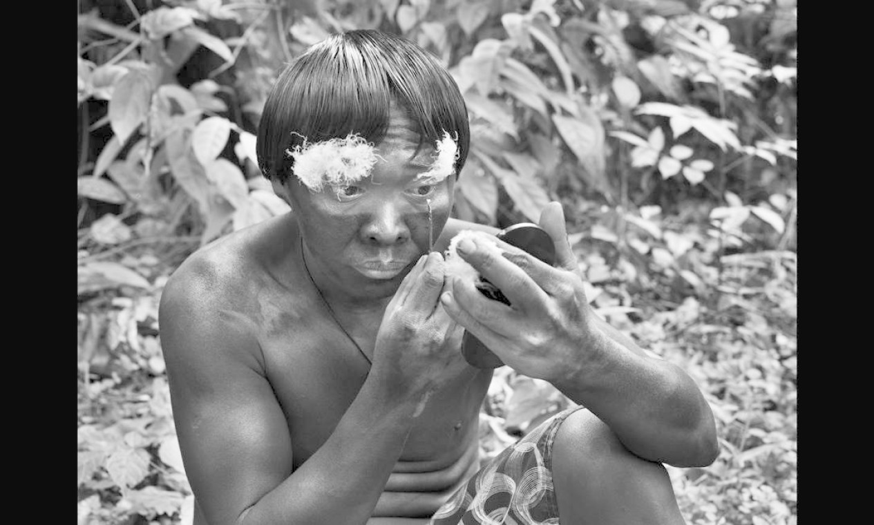 Ianomâmi se pinta com carvão e jenipapo Foto: SebastiãoSalgado/Amazonas Images