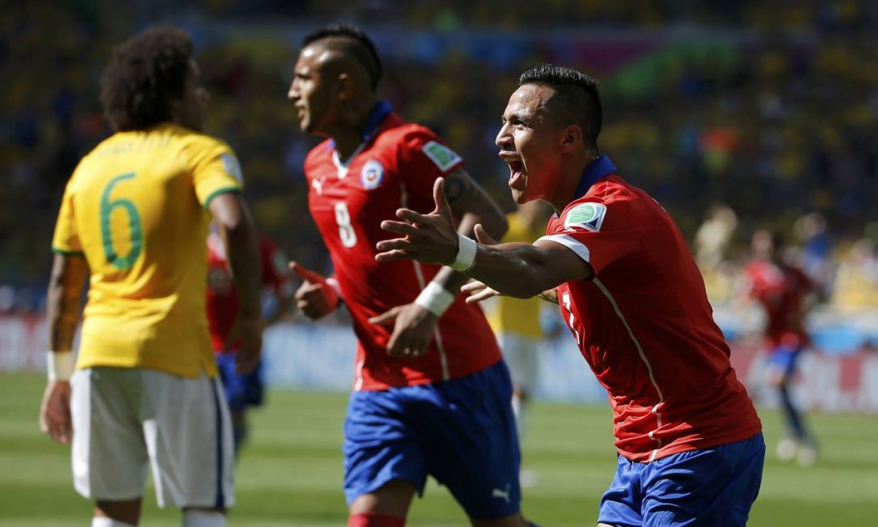 O chileno Alexis Sánchez também marcou dois, um deles contra o Brasil Foto: ERIC GAILLARD / REUTERS