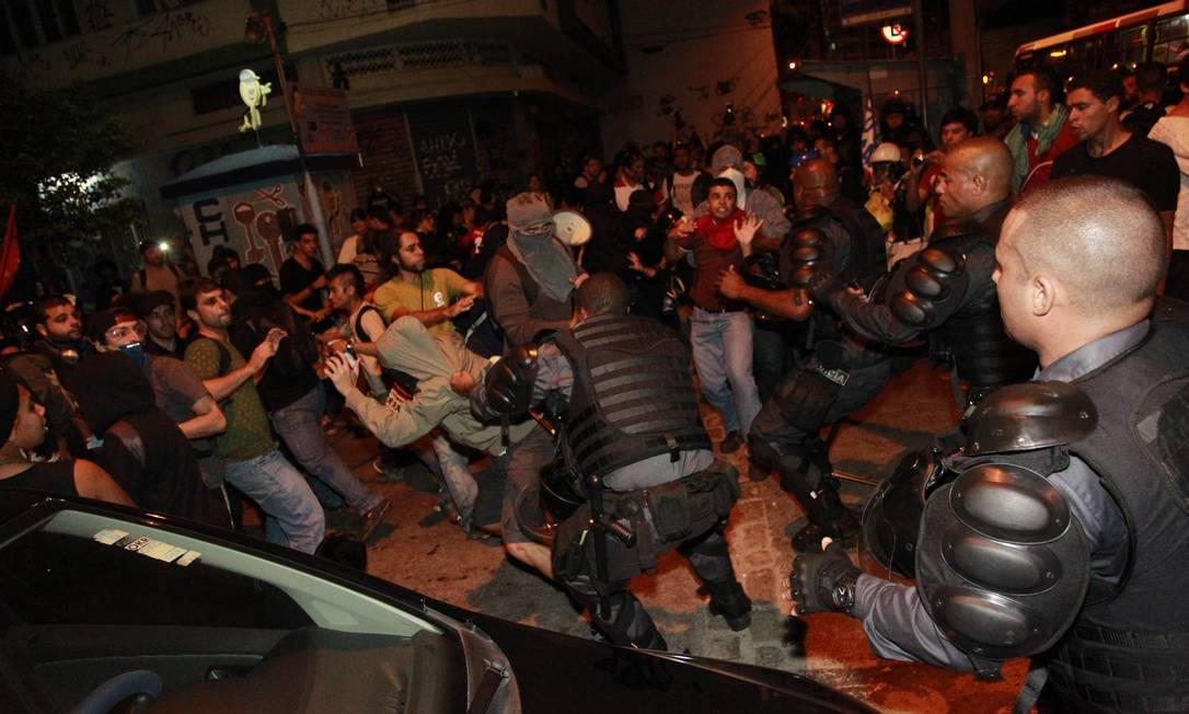 Tumulto entre manifestantes e policiais durante ato contra a Copa na Tijuca Foto: Domingos Peixoto / Agência O Globo