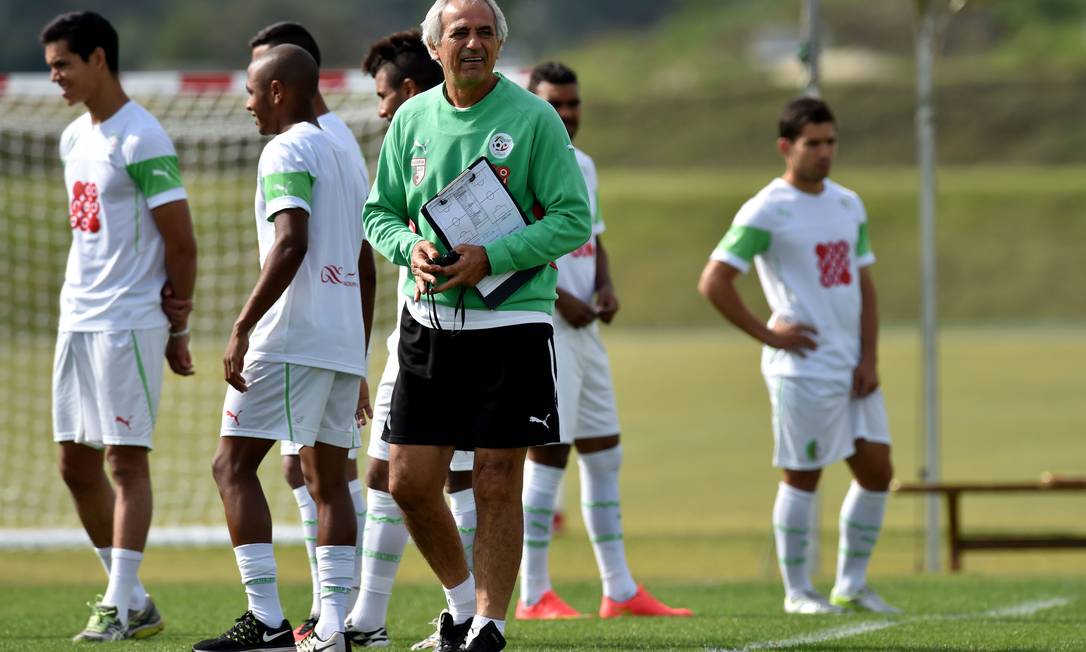 
O técnico Vahid Halilhodzic no treino sexta-feira em Sorocaba ao lado dos jogadores
Foto:
KIRILL KUDRYAVTSEV
/
AFP

