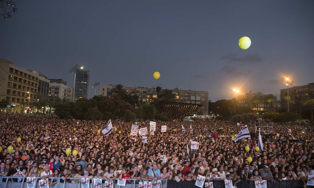 
Milhares de israelenses se reúnem na Praça do Rabino, a principal do Centro de Tel Aviv
Foto:
BAZ RATNER
/
REUTERS
