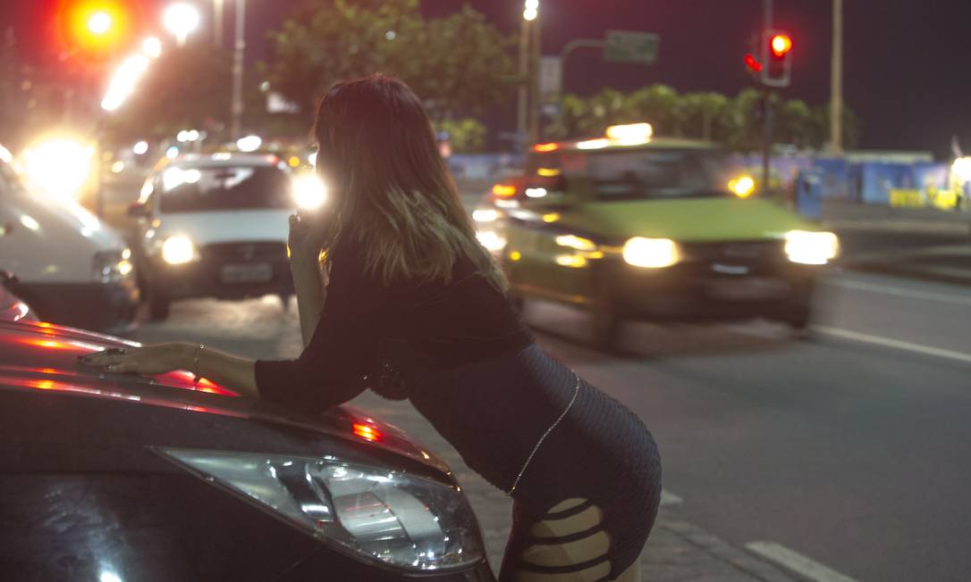 
Prostituta em Copacabana, na Avenida Atlântica
Foto:
Antonio Scorza
/
O Globo
