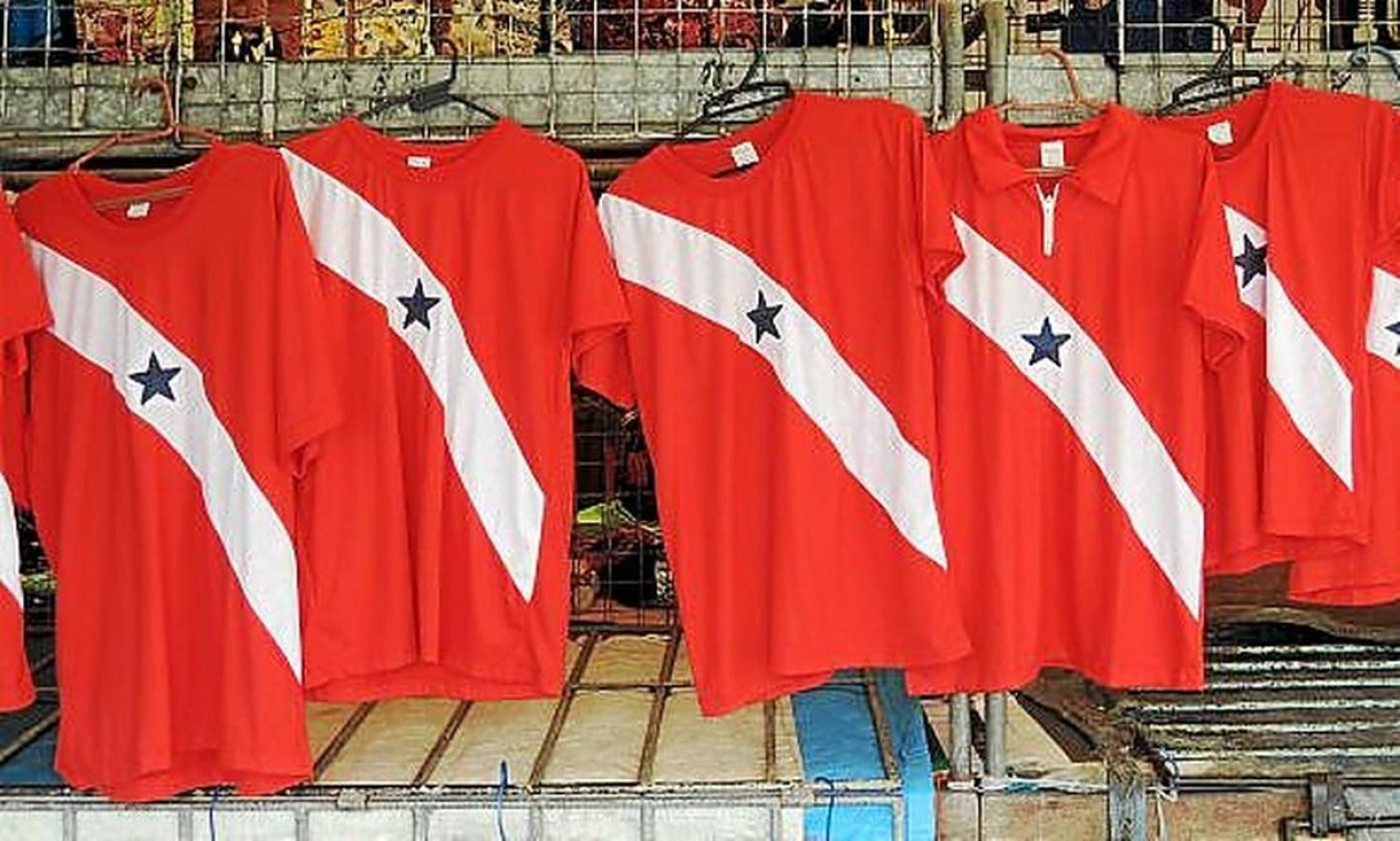 A bandeira paraense vira peça de vestuário pelas ruas da capital do estado Foto: Eduardo Maia / O Globo