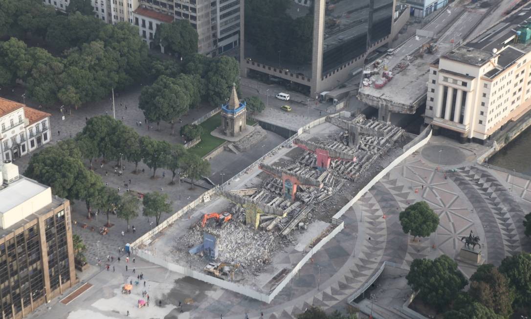 Sem o elevado, novo visual da Praça Quinze agrada frequentadores ...