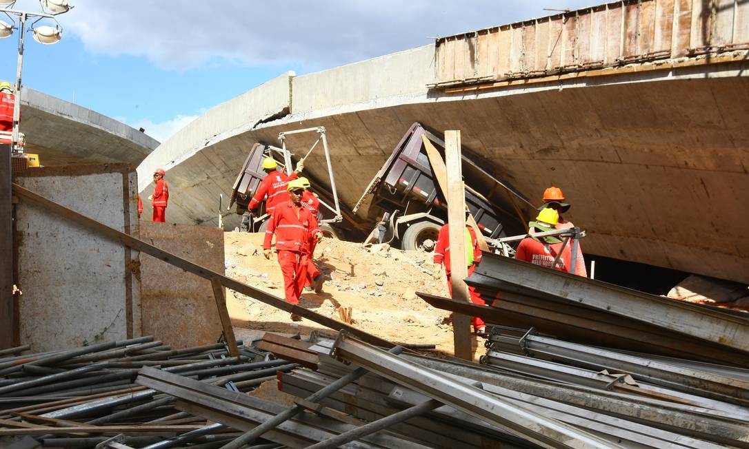 Um dia depois: Operários continuam trabalho para retirada do concreto no viaduto em Belo Horizonte Foto: Wesley Rodrigues/Hoje em dia