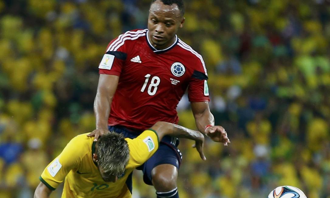 O que aconteceu com o jogador que fraturou a coluna de Neymar?