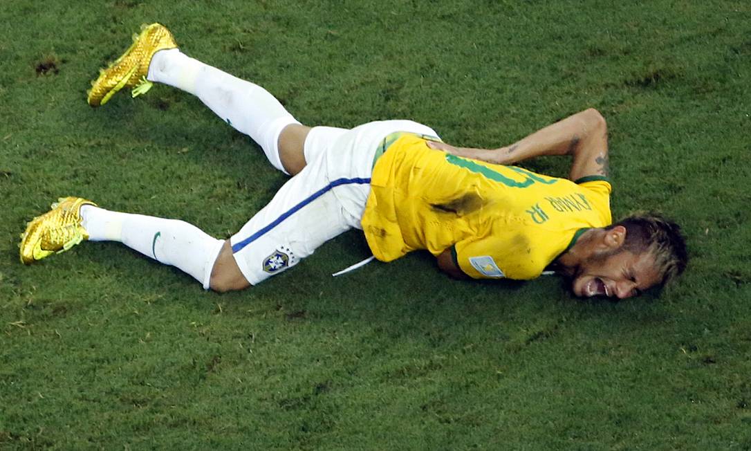 
Neymar se contorce no chão após levar joelhada do colombiano Zúñiga
Foto:
Fabrizio Bensch
/
AP
