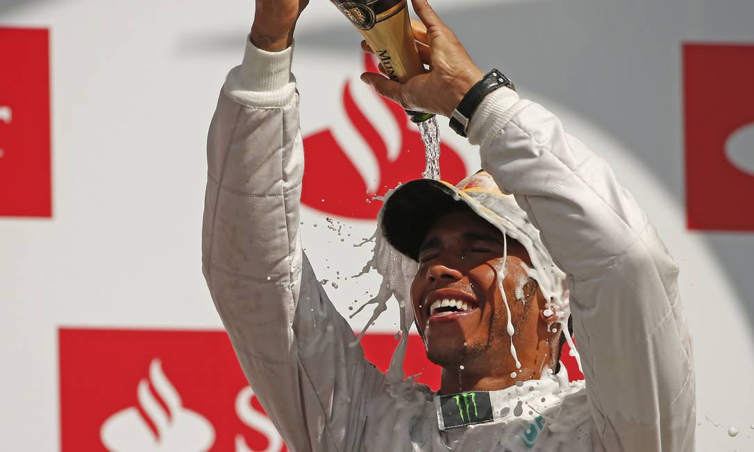 
Hamilton comemora a vitória em Silverstone
Foto:
Phil Noble
/
Reuters
