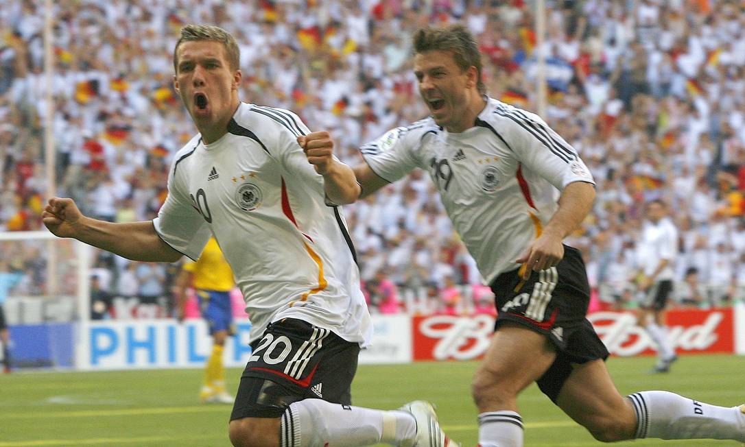 Podolski e Schneider comemoram um dos gols da Alemanha sobre a Suécia na Copa de 2006 Foto: Christof Stache / AP