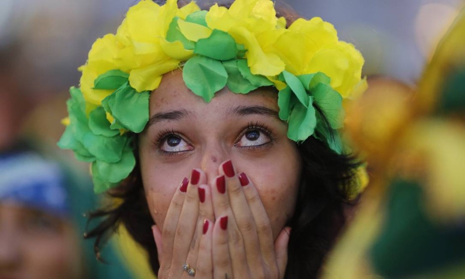 Lágrima escorre no rosto de jovem brasileira Foto: Pablo Jacob / Agência O Globo