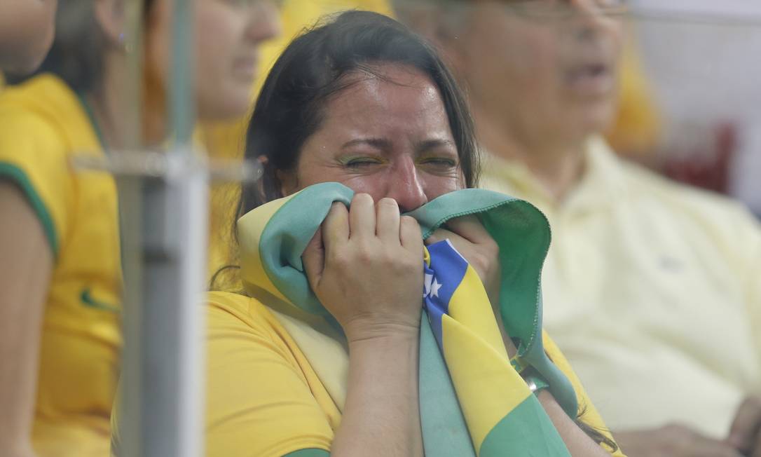 
Torcedora se desespera com o vexame brasileiro no Mineirão
Foto:
Alexandre Cassiano
/
Alexandre Cassiano
