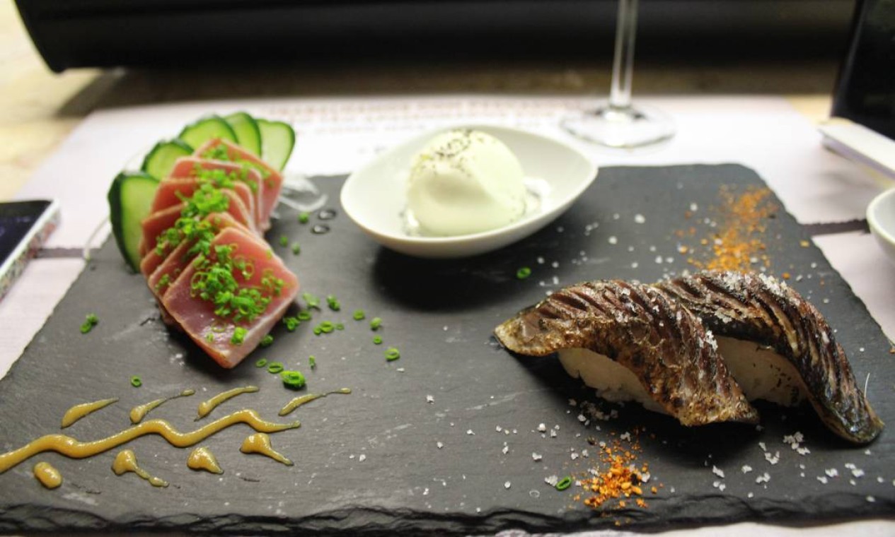 O Sea Me também tem um sushi bar. Na foto, sashimi com sorvete de limão e niguiri de sardinha assada Foto: Fernanda Dutra / O Globo