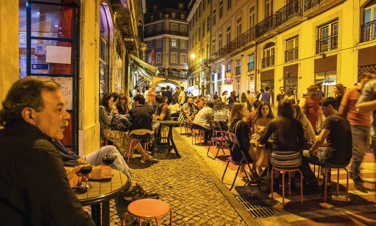 Cheia de bares, a Rua Cor-de-Rosa, no Cais do Sodré, fica movimentadíssima nos finais de semana Foto: Divulgação