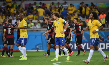 
Os jogadores da seleção brasileira após levaram um dos sete gols da Alemanha
Foto: Pedro Ugarte / AFP