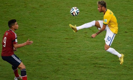 
Neymar dribla Gutierrez, da Colômbia, em sua última partida pela Copa
Foto: AFP