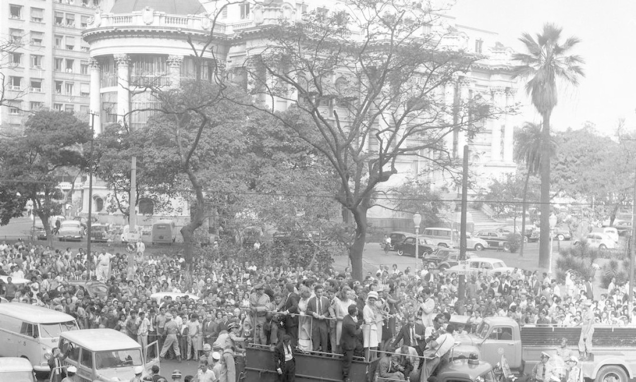 A foto, de agosto de 1963, mostra o desfile da Miss Universo em carro de bombeiro, com o Palácio Monroe ao fundo Foto: Arquivo / Agência O Globo