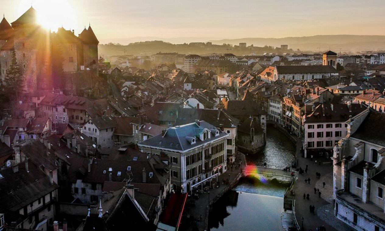 A vista aérea da cidade de Annecy, na França, com o sol ao fundo, ficou em terceiro lugar Foto: Reprodução/Dronestagram