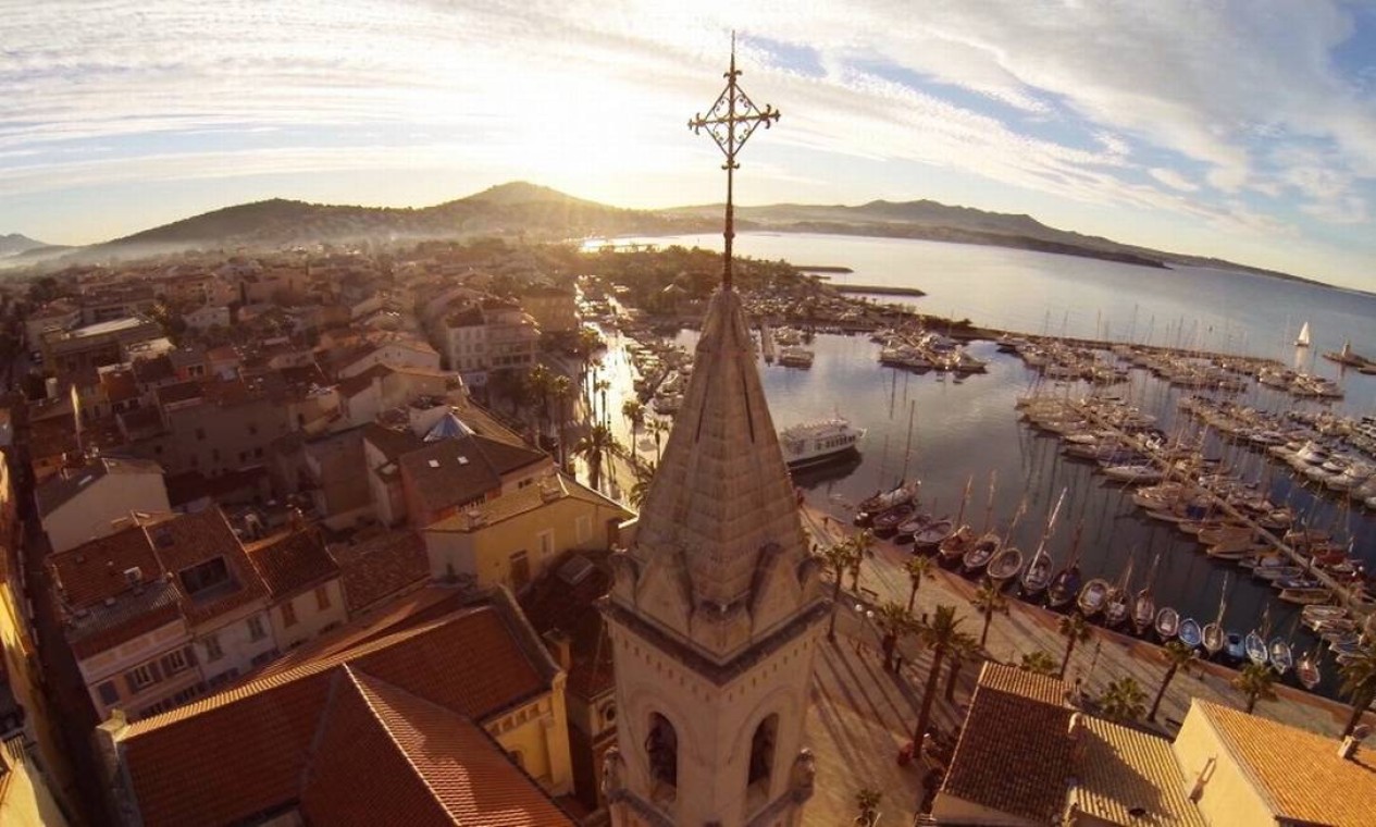 A vista da baía da cidade francesa de Sanary-sur-Mer ficou em segundo na escolha popular Foto: Reprodução/Dronestagram