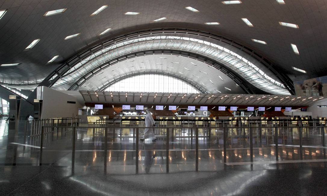 Passageiros caminham no novo terminal do aeroporto internacional de Hamad, em Doha, no Qatar Foto: FADI AL-ASSAAD / REUTERS
