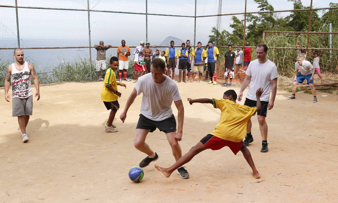 turistas-jogam-bola-com-moradores-e-fazem-trilha-em-comunidades-da