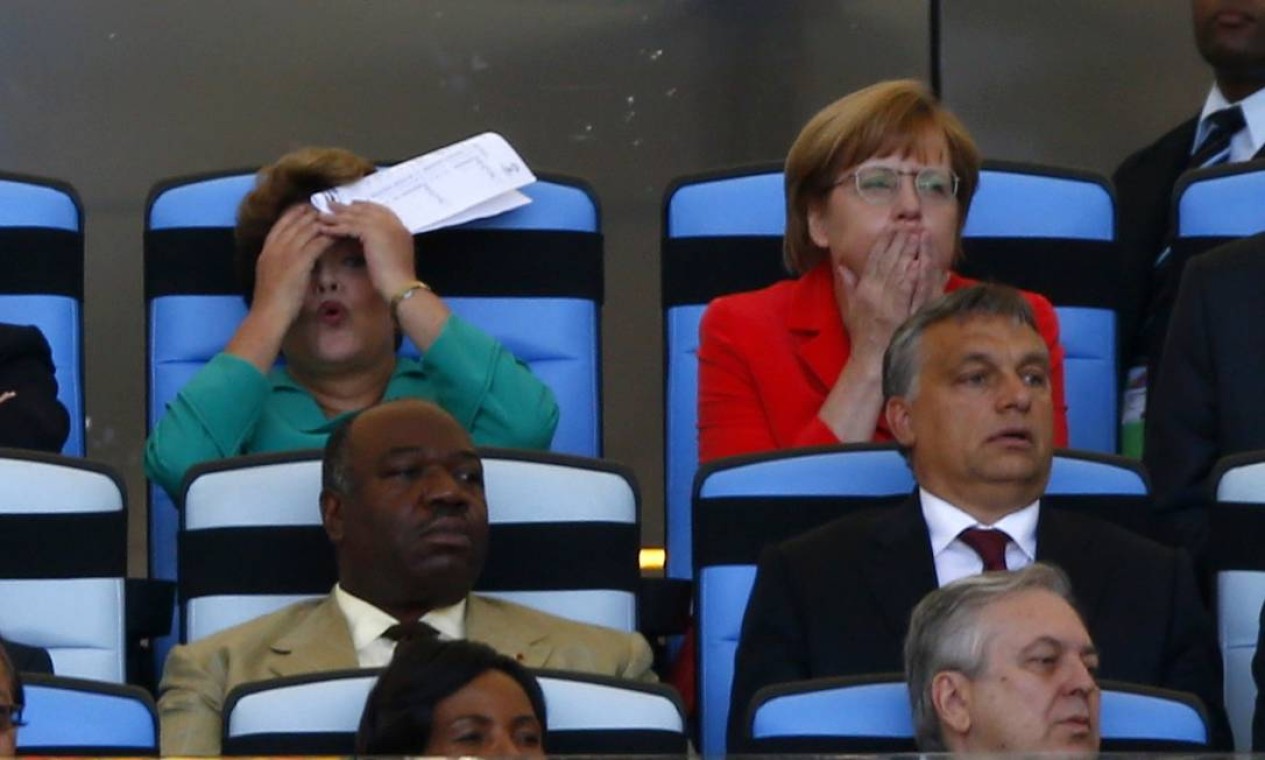 Emoções à flor da pele: a presidente do Brasil, Dilma Rousseff, e a primeira-ministra da Alemanha, Angela Merkel, sofrem com uma jogada perigosa durante a final da Copa, no Maracanã, entre Argentina e Alemanha Foto: EDDIE KEOGH / REUTERS