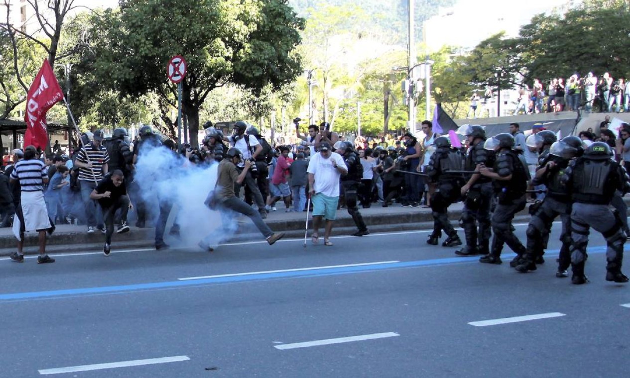 Durante o ato, os manifestantes entraram em confronto com policiais militares na região Foto: Bruno Gonzalez / Agência O Globo