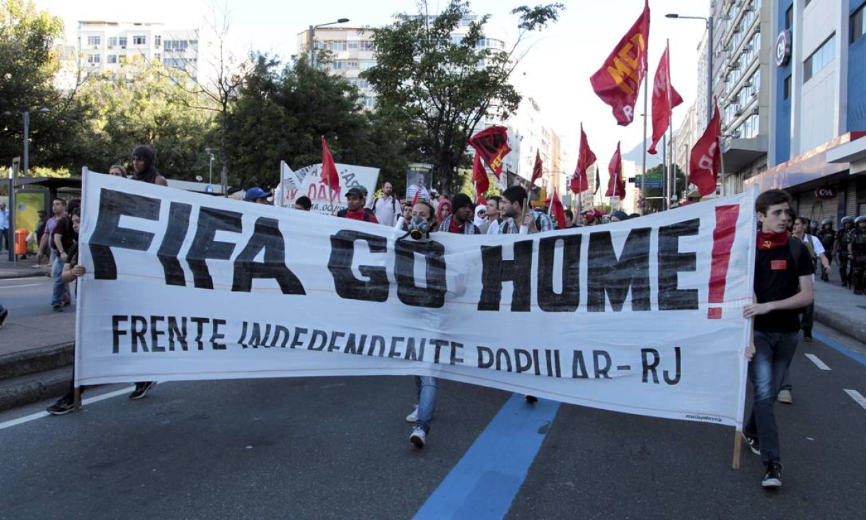 Durante o ato, manifestantes protestaram contra a Fifa e interditaram vias da Tijuca Foto: Bruno Gonzalez / Agência O Globo