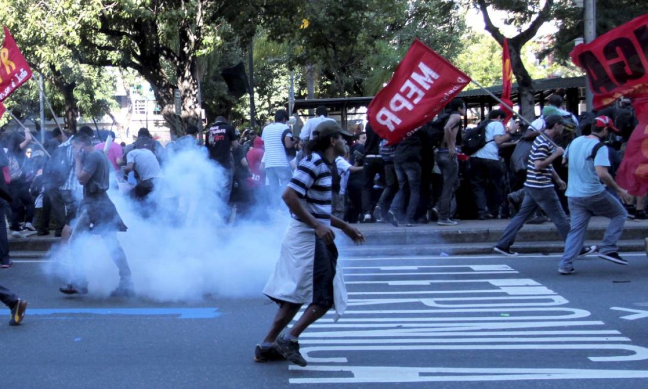 A PM usou bombas de gás lacrimogênio para tentar dispersar os manifestantes Foto: Bruno Gonzalez / Agência O Globo