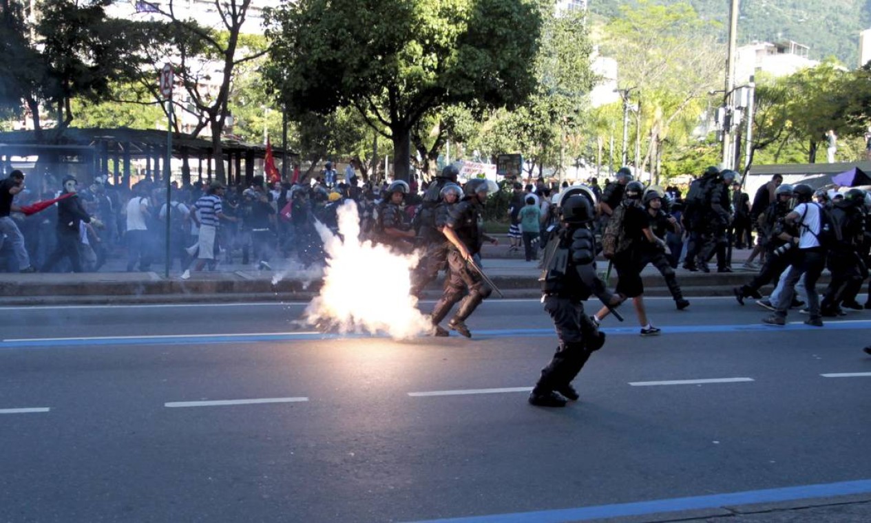 As bombas foram lançadas contra o grupo de cerca de 200 pessoas que ocupavam a Praça Saens Peña Foto: Bruno Gonzalez / Agência O Globo
