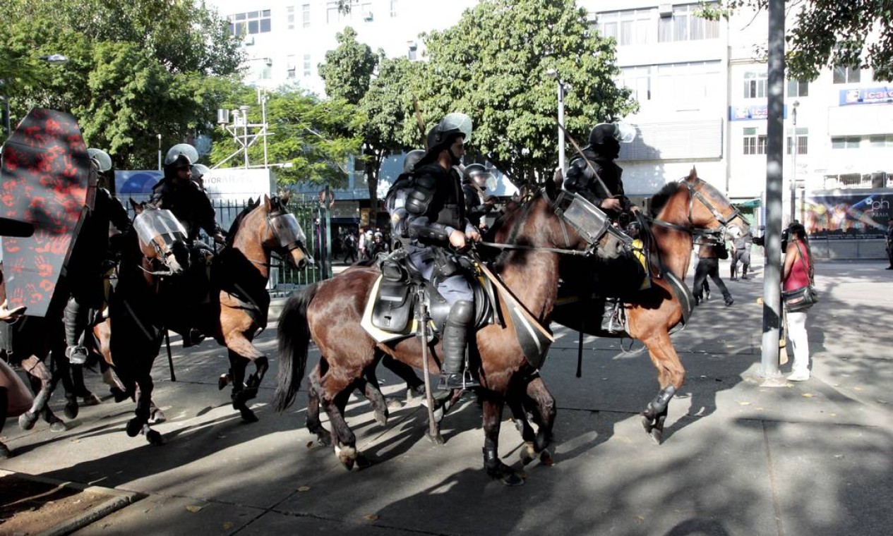 A cavalaria da PM também foi chamada para reprimir a manifestação Foto: Bruno Gonzalez / Agência O Globo