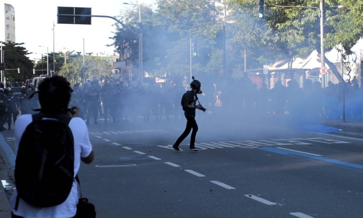 Fotógrafo com máscara de gás acompanha o protesto Foto: Bruno Gonzalez / Agência O Globo