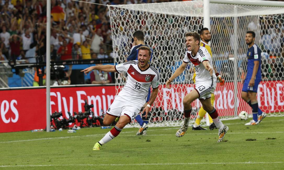 
Götze (à frente) e Müller correm para comemorar o gol: a Alemanha é tetracampeã
Foto:
Ivo Gonzalez
/
Ivo Gonzalez

