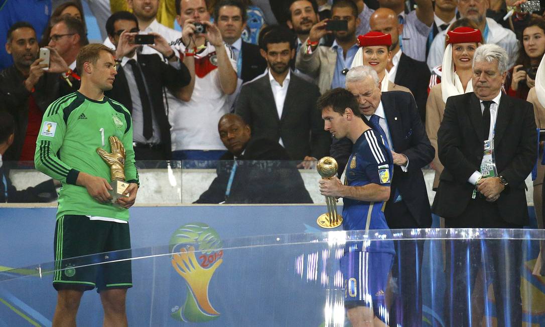 Messi recebe Bola de Ouro da Copa-2014; Neuer é o melhor goleiro