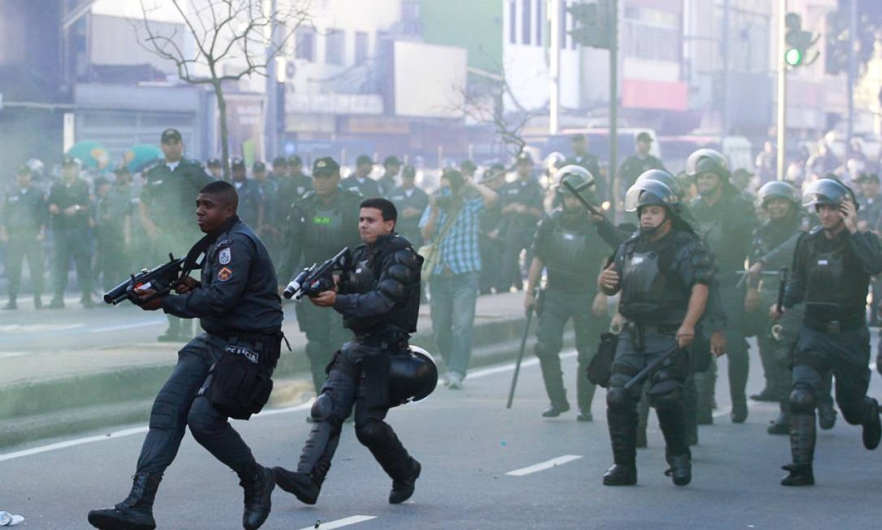 Policiais reprimem manifestação com bombas de gás lacrimogênio na Tijuca Foto: Marcelo Piu / Agência O Globo