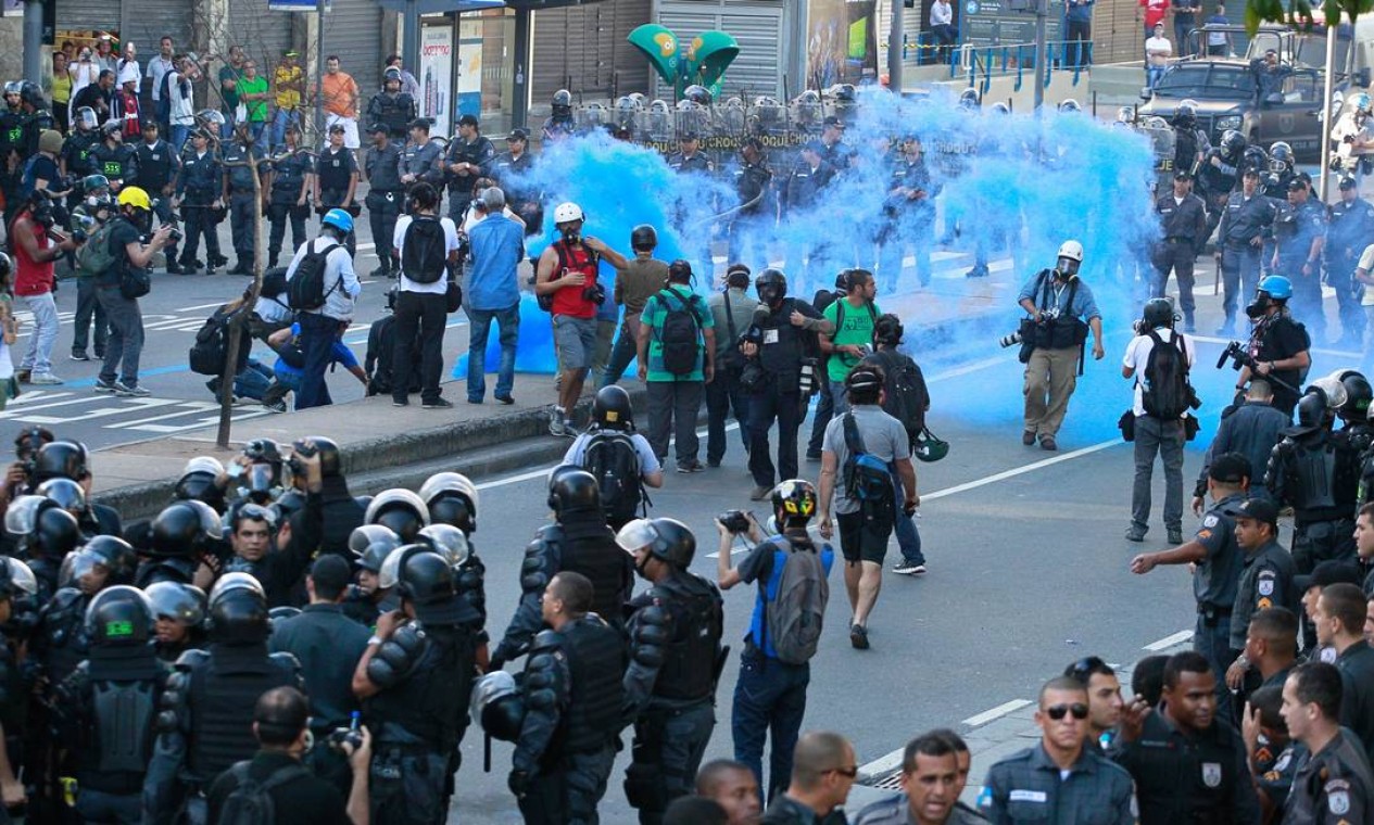 Policiais atiram bombas de gás lacrimogênio para dispersar os manifestantes Foto: Marcelo piu / Agência O Globo