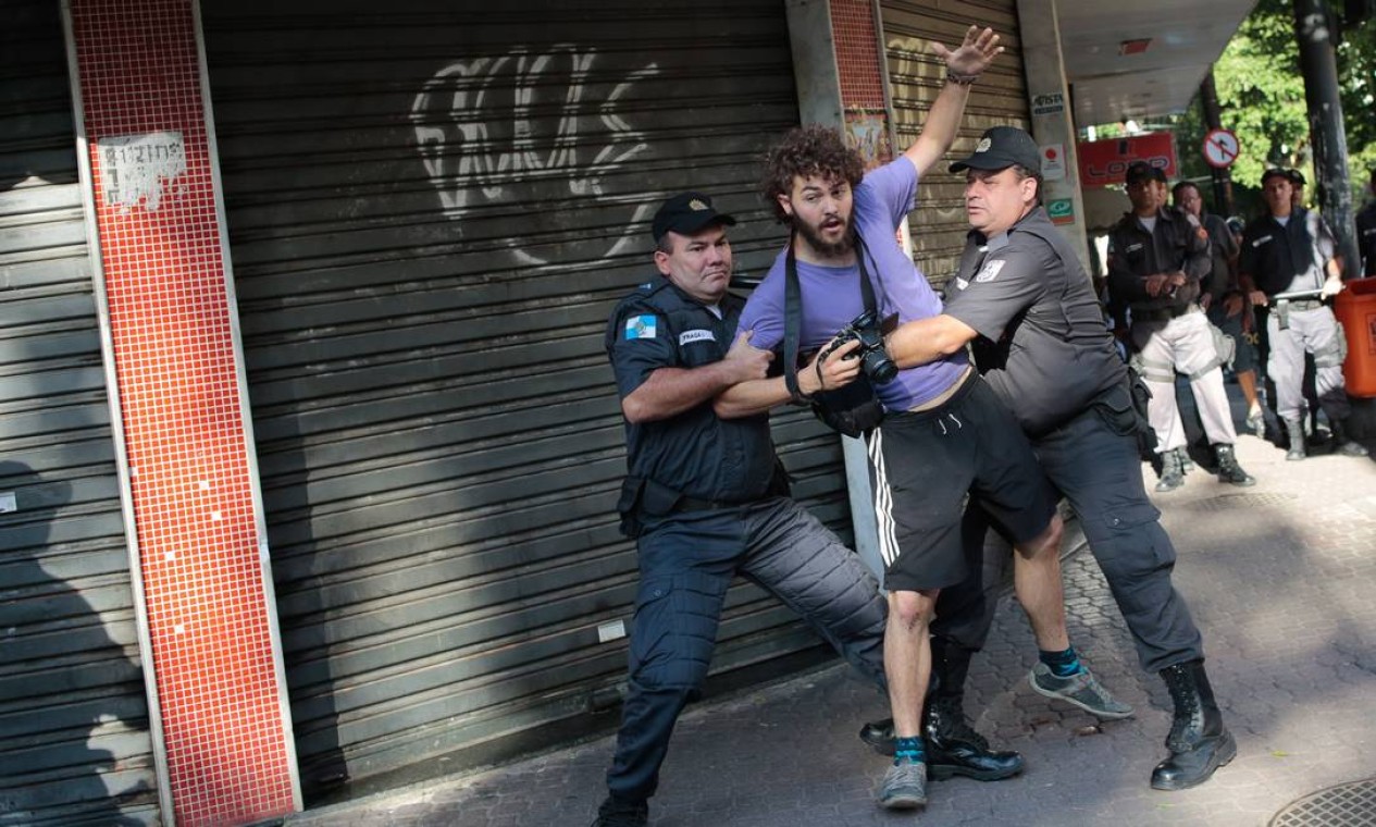 Homem é detido por policiais durante protesto Foto: Pedro Kirilos / Agência O Globo
