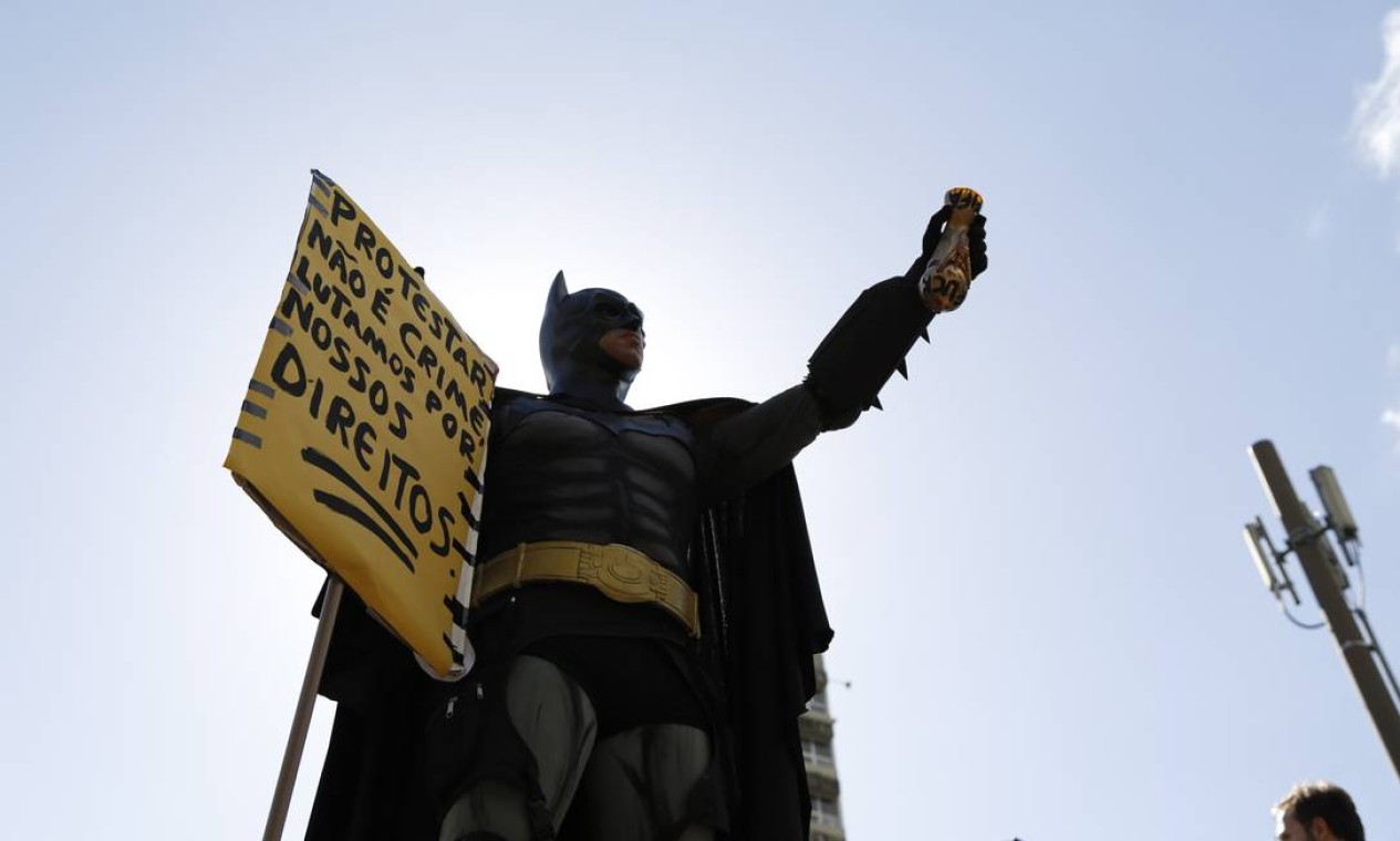 Homem fantasiado de Batman participa de manifestação na Tijuca Foto: Fabio Rossi / Agência O Globo