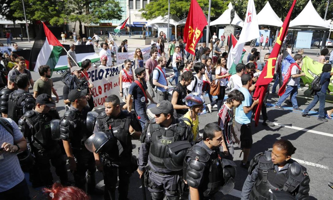 Policiais cercam manifestantes na Praça Saens Peña Foto: Fabio Rossi / Agência O Globo