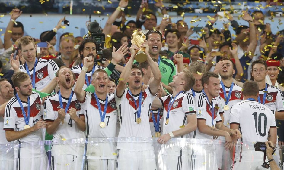 Jogadores da Alemanha enguem a taça e comemoram a conquista da Copa do Mundo no Maracanã Foto: Ivo Gonzalez / Agência O Globo