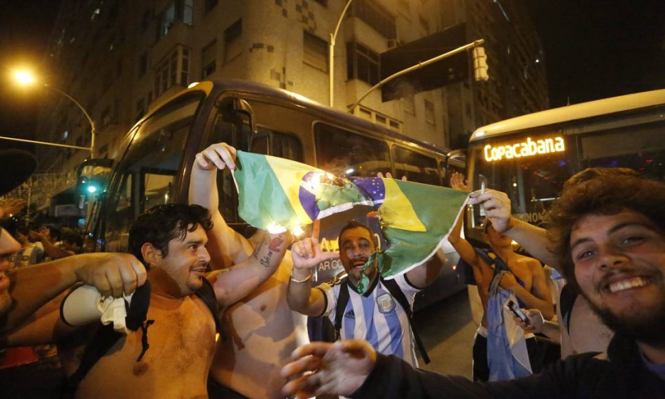 Após a vitória da Alemanha no Maracanã, um grupo de argentinos queimou a bandeira do Brasil em Copacabana Foto: Pablo Jacob / Agência O Globo
