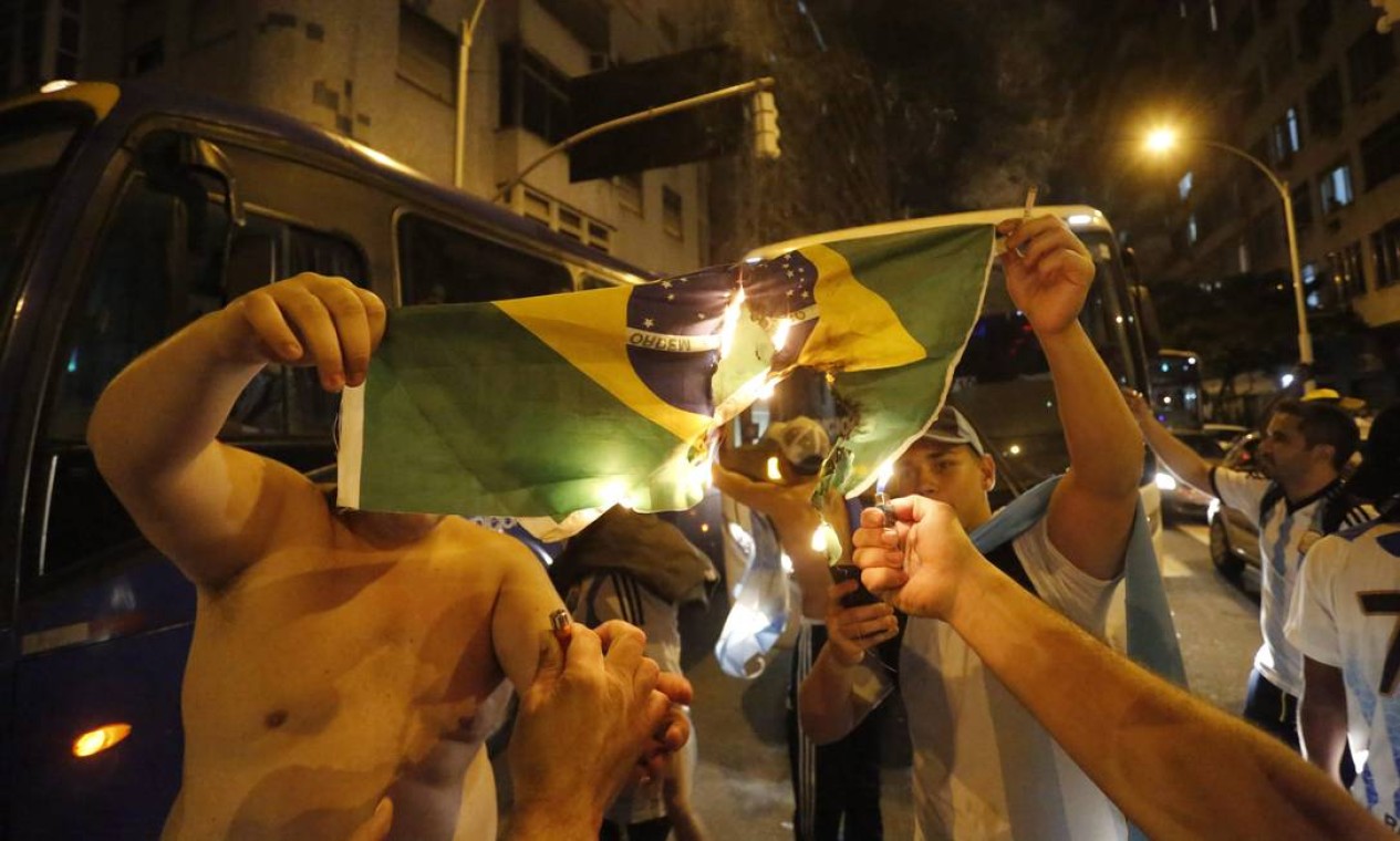 Após derrota, argentinos provocam tumulto em Copacabana - Jornal O Globo