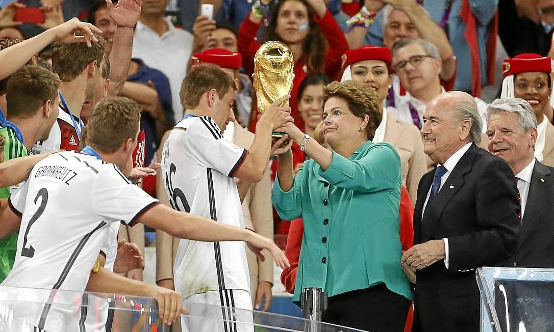 
Dilma foi vaiada ontem quando entregava a taça ao time alemão. Assessores dizem que ela não se abalou
Foto: Ivo Gonzalez / Ivo Gonzalez