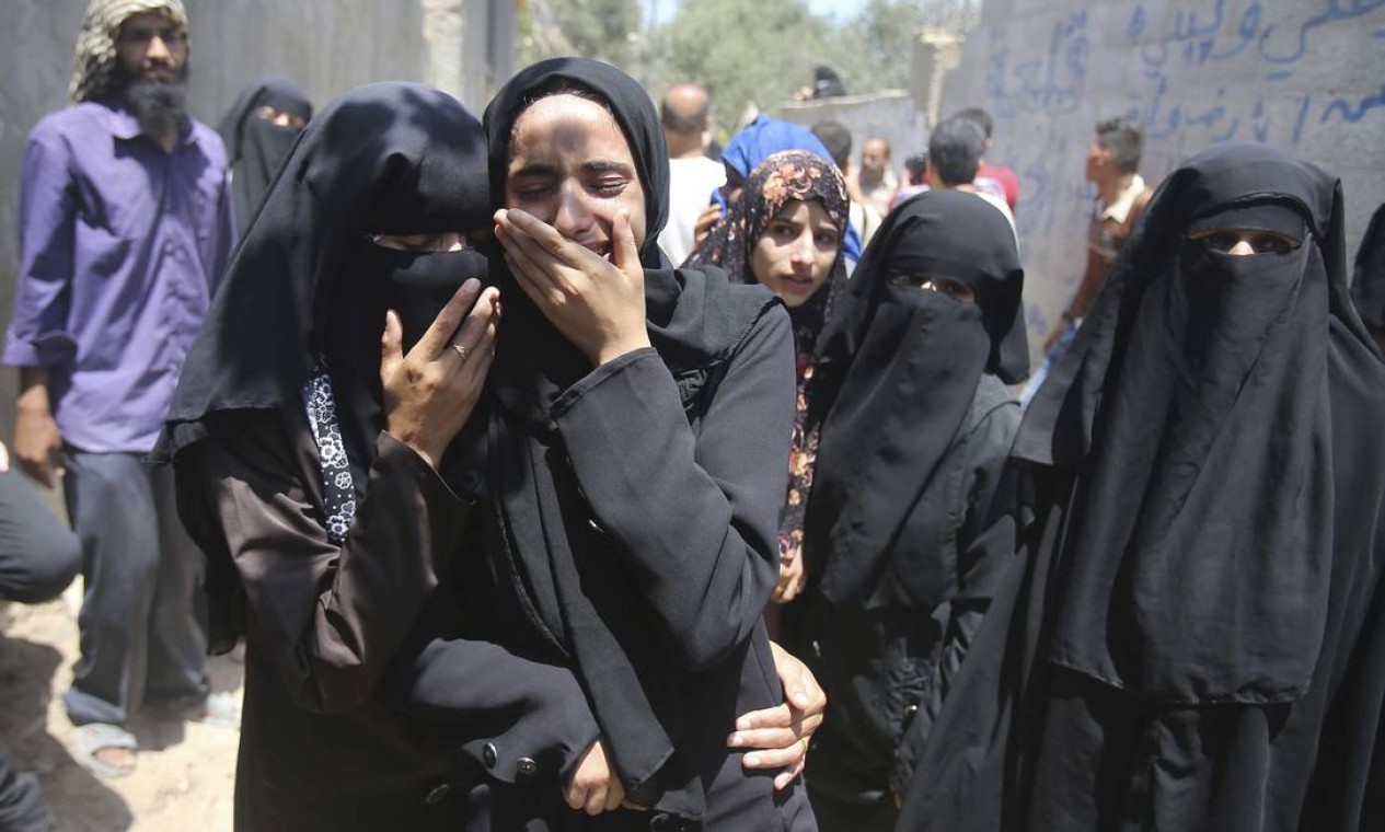 Quase 200 palestinos, a maioria civis, foram mortos em oito dias de ataques Foto: IBRAHEEM ABU MUSTAFA / REUTERS